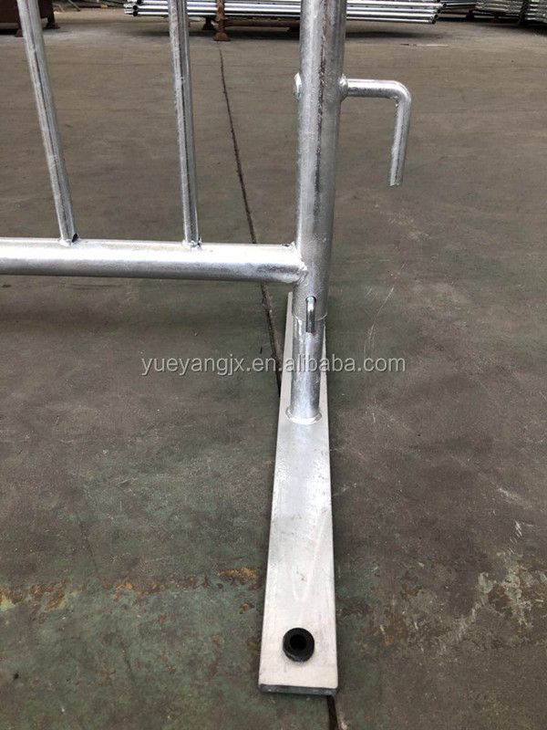 Flat legs with rubber holes for fixing the barriers onto ground if necessary. Flat legs with rubber holes for fixing the barriers onto ground if necessary.