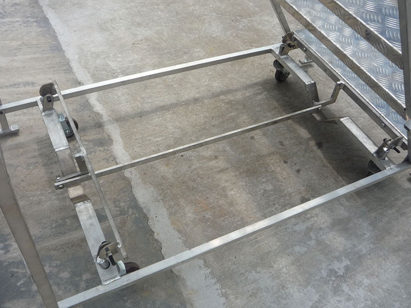 The easy lock system locks the platform firmly into place when the bottom step is lowered, transferring the weight of the two swivel castors to the fixed legs. Raising the bottom step returns the weight to the castors for mobility.