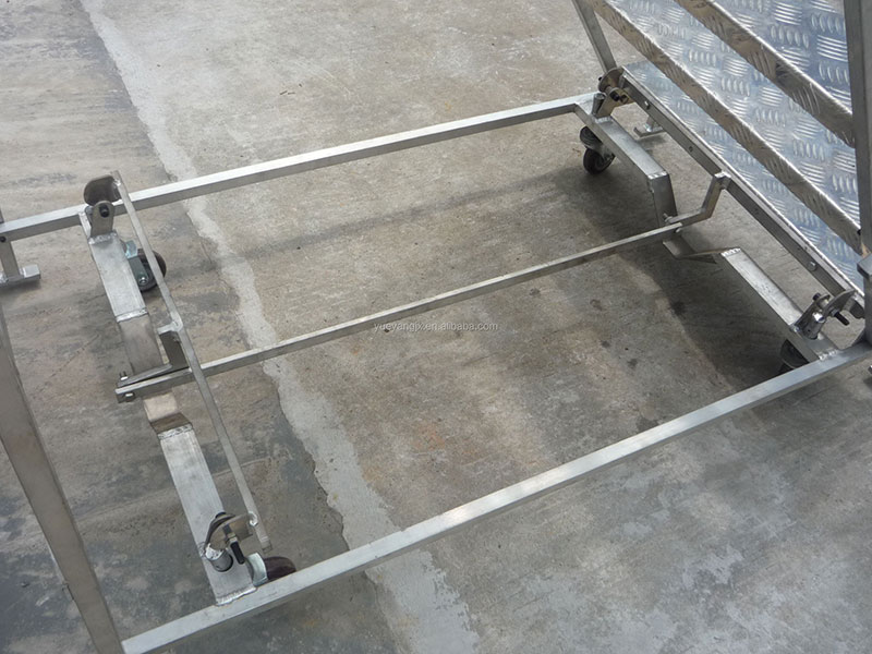 The easy lock system locks the platform firmly into place when the bottom step is lowered, transferring the weight of the two swivel castors to the fixed legs. Raising the bottom step returns the weight to the castors for mobility. The easy lock system locks the platform firmly into place when the bottom step is lowered, transferring the weight of the two swivel castors to the fixed legs. Raising the bottom step returns the weight to the castors for mobility.