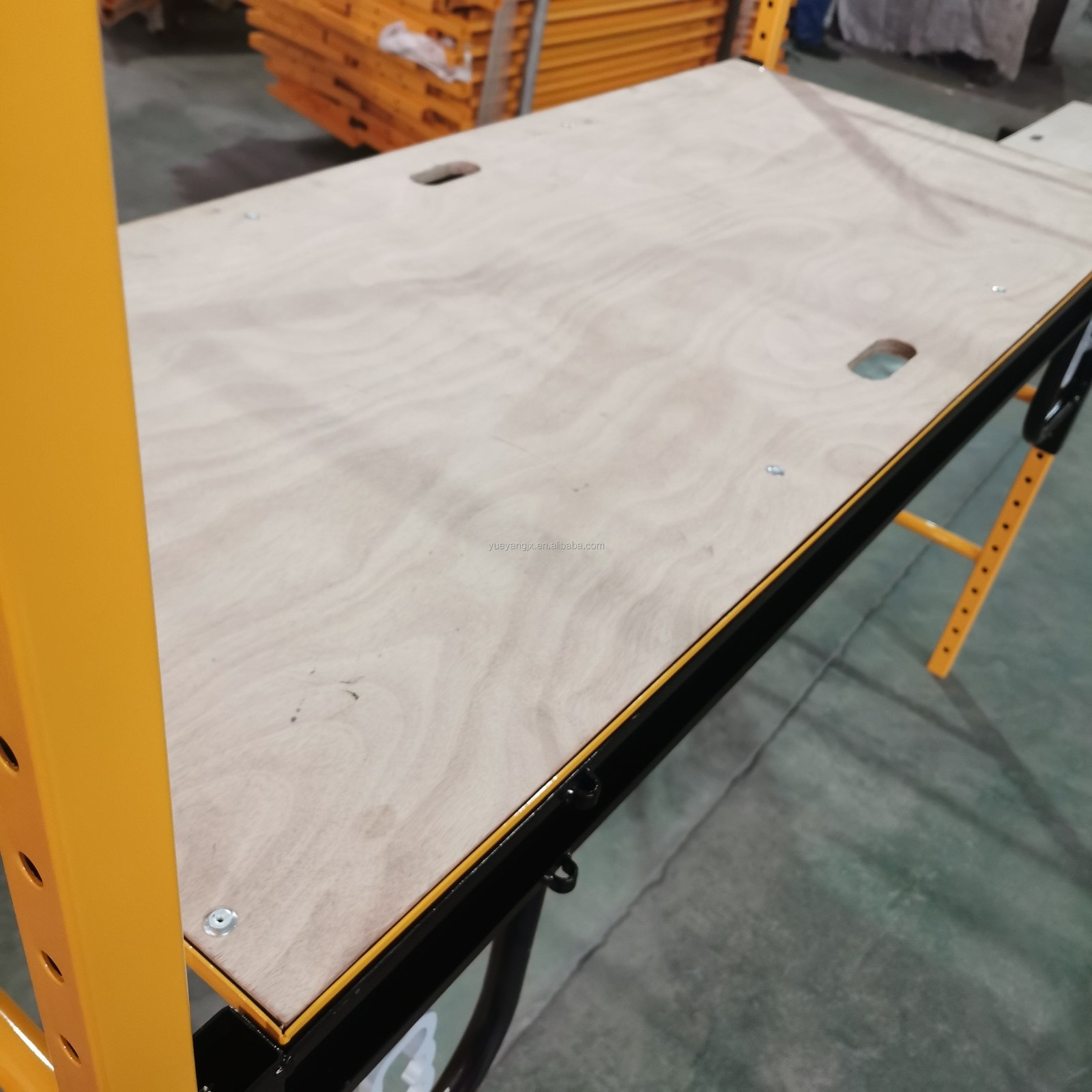 12mm thickness plywood platform with hand holes for easy hold.